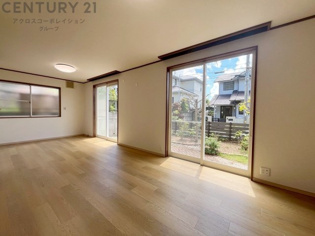 大きな窓が設置されており、風通しの良い室内です。