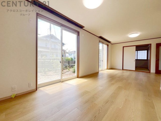 キッチン前のダイニングスペース　カウンターキッチンから料理の受け渡し等に便利です。ダイニングセットを置いても十分な広さを確保。
