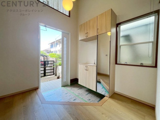 大きな玄関収納付きの玄関です　家族皆様の履物をしっかり収納できます　姿見付きでお出かけ前の身だしなみチェックに便利です
