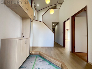 開放感と採光性に優れた吹き抜け天井の玄関です。