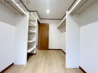 納戸はウォークインクローゼット仕様になっており、衣類をはじめ家具の収納にも便利です。