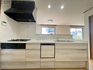 シンプルなデザインと使いやすさを兼ね備えた対面式システムキッチンは、効率的な作業スペースを提供し、家族やゲストとのコミュニケーションを促進します。
