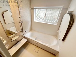 ユニットバスは省スペースでありながら、シンプルな設計と使いやすさを備え、簡便なメンテナンスが可能です。窓付きで換気にも便利です。またミラー・小物置き場もあり便利です。
