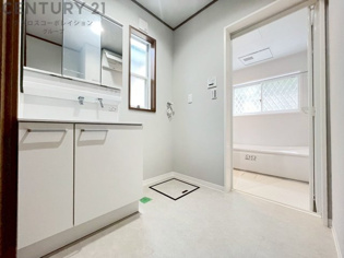 衣服の収納や脱ぎ着や整理整頓がしやすく、湿った衣類を乾燥させるスペースがありカビや臭いの発生を防ぎます。床の汚れを他の部屋に持ち込まず清潔を保つことができます。また快適な入浴環境の整備にも役立ちます。