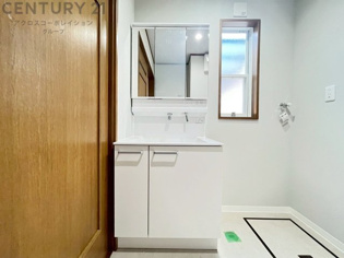 化粧品や洗顔料、歯ブラシなどの必需品をまとめて置ける収納スペースがあり、使用するたびに取り出す手間が省けます。また、水回りのため、濡れても大丈夫な素材が使用されており、お手入れが簡単です。
