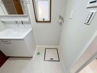 洗濯物の仕分け作業がしやすく、整理整頓が容易になります。洗濯音や湿気を他の部屋に持ち込まず、生活環境を快適に保ちます。上部を活用すれば収納スペースを確保でき洗剤や洗濯用品の整理もしやすくなります。
