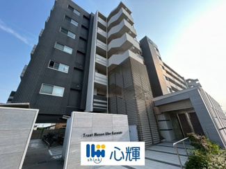 【外観】 | 明るい日差しが差し込む現地。車もゆったり駐めることができます。ぜひ現地をご覧ください。
