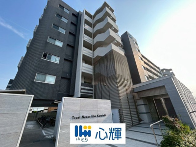 【外観】 | トラストネクサス黒石　2階　中古マンション | 明るい日差しが差し込む現地。車もゆったり駐めることができます。ぜひ現地をご覧ください。
