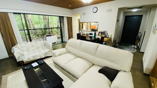 浅間ハイランドパーク プルミエールA棟1階 2LDKの居間・リビング