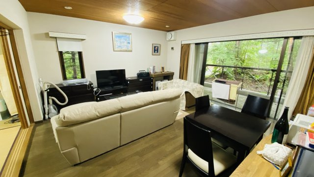 浅間ハイランドパーク プルミエールA棟1階 2LDKの居間・リビング