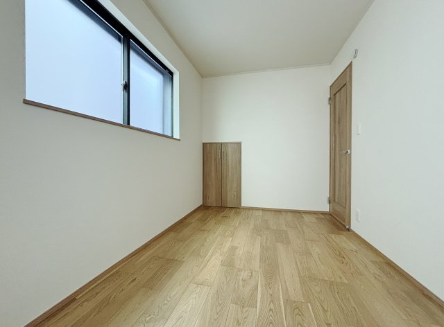 北区赤羽北1丁目 限定1棟の玄関|上質なモダンスタイルが際立つ、プライベートな玄関空間
雨の日でも濡れずに玄関までアプローチ可能です