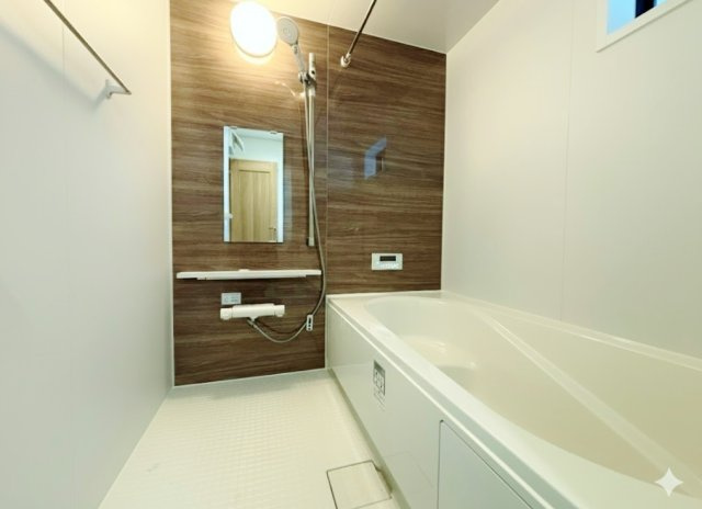 北区赤羽北1丁目 限定1棟の浴室|木目調が美しい浴室
一坪タイプの浴室足を伸ばしてゆっくりバスタイムを楽しめます
雨の日のお洗濯や寒い冬場の入浴に便利な浴室換気乾燥機付きです