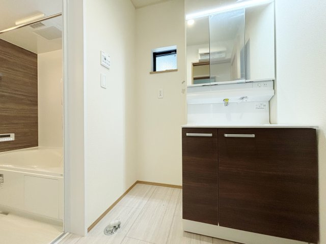 北区赤羽北1丁目 限定1棟の独立洗面台|使いやすい三面鏡の洗面台
鏡裏やベースキャビネットなど収納スペースもしっかり設けているので水回りをキレイにお使いいただけます
広々とした洗面室はお子様との入浴にも充分なスペースがございます