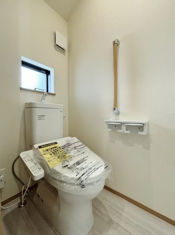 北区赤羽北1丁目 限定1棟のトイレ|2階トイレ
小窓を設け彩光や換気に便利です
トイレは2ヶ所設置しているので忙しい朝にも便利です