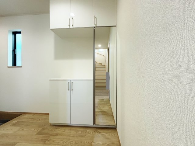 北区赤羽北1丁目 限定1棟の玄関|ミラー付きトール型下足入れ
お出かけ前の身だしなみチェック出来ます
ご家族の季節ごとの靴もしっかり収納できます