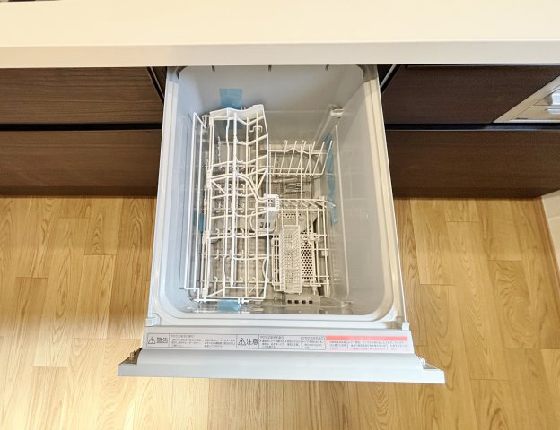 北区赤羽北1丁目 限定1棟のキッチン|食後の片づけに便利な食器洗乾燥機が標準装備です