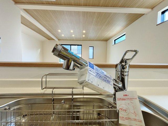 北区赤羽北1丁目 限定1棟のキッチン|浄水器内蔵水栓を装備しています