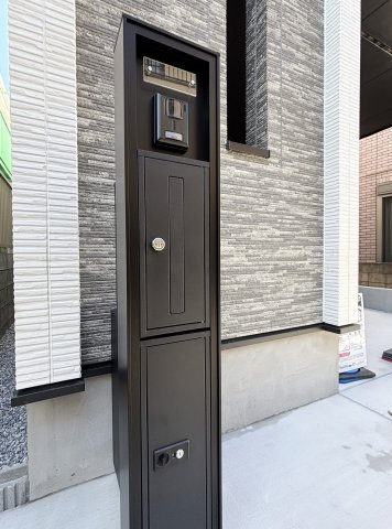 北区赤羽北1丁目 限定1棟の玄関|お留守がちなご家庭に便利な宅配ボックスを装備しています