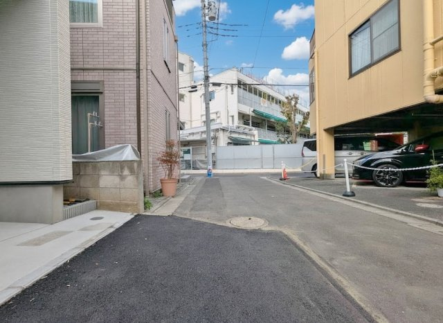 北区赤羽北1丁目 限定1棟の間取り|家の中心でもあるLDKは17帖超の開放感あふれる空間です
南東側に設けたワイドバルコニーが生活に+αのゆとりを演出します
建物面積に車庫部分11.68㎡含む