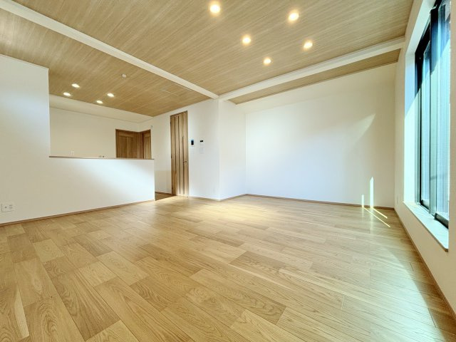 北区赤羽北1丁目 限定1棟の居間・リビング|LDK17.18帖
バルコニーから豊かな採光が注ぎ込み、明るくリビングを照らしてくれます