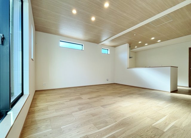 北区赤羽北1丁目 限定1棟の居間・リビング|17.18帖のゆとりあるLDK
天井にはお洒落なアクセントクロスを施し空間を華やかに演出しています
足元には床暖房を装備しています