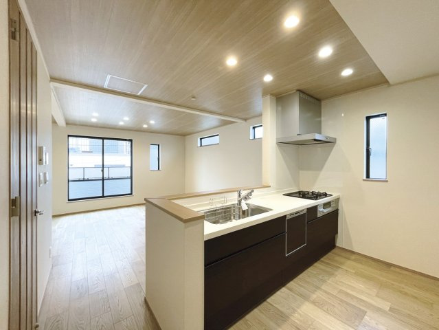 北区赤羽北1丁目 限定1棟のキッチン|家族のコミュニケーションが育まれる対面キッチン
食洗機標準装備です