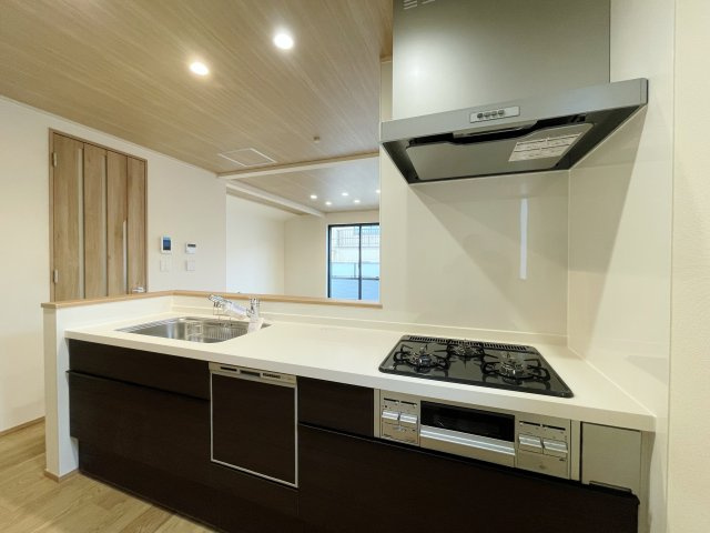 北区赤羽北1丁目 限定1棟のキッチン|木目調が美しいキッチン
人気の対面キッチンはリビングを眺めながらお料理ができます