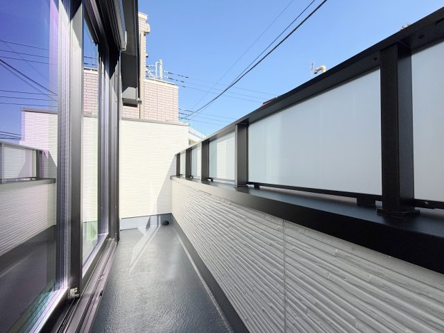 北区赤羽北1丁目 限定1棟のバルコニー|南東側に設けたワイドバルコニー
毎日のお洗濯物も快適に干すことができます