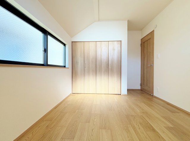 北区赤羽北1丁目 限定1棟の独立洗面台|使いやすい三面鏡の洗面台
鏡裏やベースキャビネットなど収納スペースもしっかり設けているので水回りをキレイにお使いいただけます