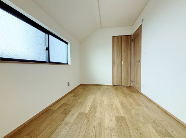 北区赤羽北1丁目 限定1棟のトイレ|トイレは2ヶ所設置、換気用小窓もあり、明るく清潔な空間です