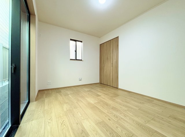 北区赤羽北1丁目 限定1棟の玄関|ミラー付きトール型下足入れ
お出かけ前の身だしなみチェック出来ます