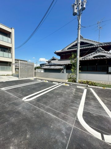 メゾンドルミエールの駐車場