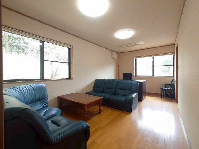 築浅の事務所★ガレージ・倉庫スペースあり★住居に転用可★京丹波町橋爪ハサマのその他|応接室