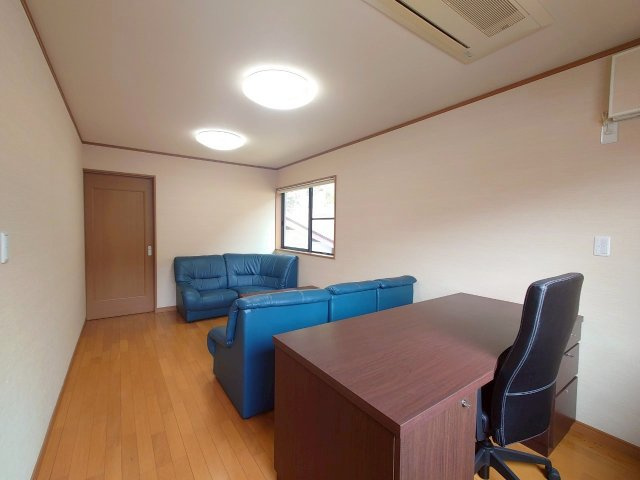 築浅の事務所★ガレージ・倉庫スペースあり★住居に転用可★京丹波町橋爪ハサマのその他|応接室