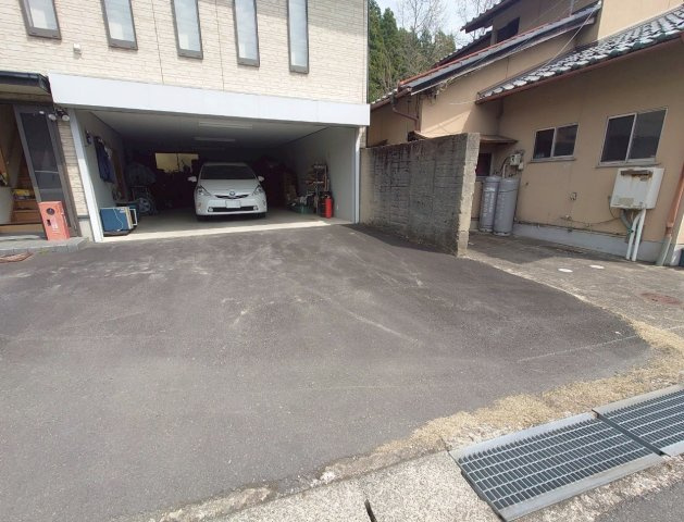 築浅の事務所★ガレージ・倉庫スペースあり★住居に転用可★京丹波町橋爪ハサマの駐車場|ガレージ・物置