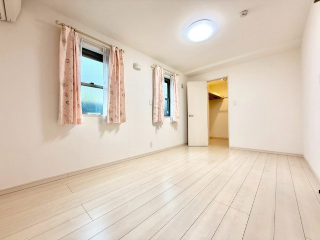 板橋区前野町6丁目　中古戸建の洋室|各部屋に窓を設置！明るい日差しが降り注ぐ心地よい室内は、日々の暮らしに安らぎを与えてくれます。

現地ご見学希望・資料請求などお気軽にお問い合わせ下さい！
03-5990-5201