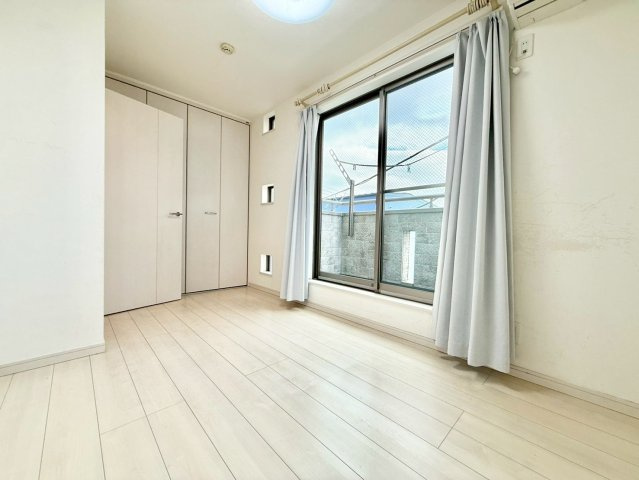 板橋区前野町6丁目　中古戸建の洋室|大きな窓からたっぷりと陽光が注がれる明るい居室。一日の疲れを癒し、時を忘れて過ごせる空間です！

現地ご見学希望・資料請求などお気軽にお問い合わせ下さい！
03-5990-5201