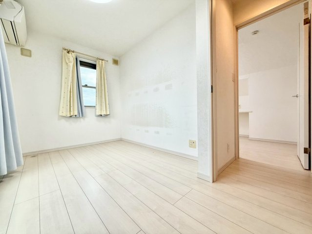 板橋区前野町6丁目　中古戸建の洋室|白を基調としたお部屋は光を反射するため、お部屋が明るく美しく見えますね！

現地ご見学希望・資料請求などお気軽にお問い合わせ下さい！
03-5990-5201