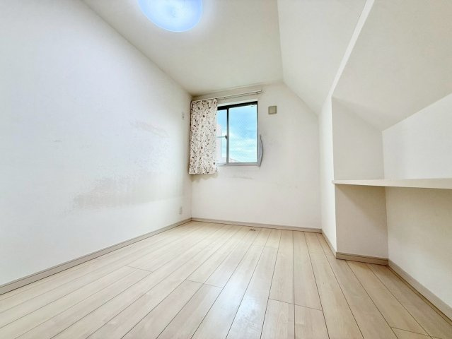 板橋区前野町6丁目　中古戸建の洋室|インテリアの幅が広がる、シンプルな内装です。

現地ご見学希望・資料請求などお気軽にお問い合わせ下さい！
03-5990-5201