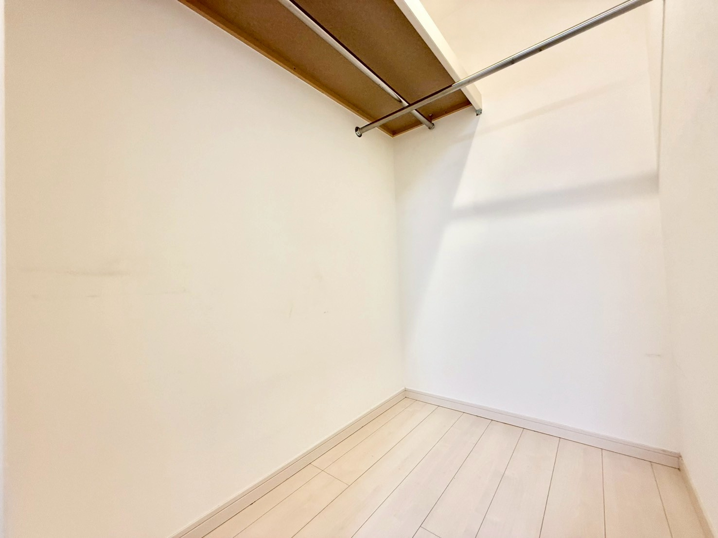 板橋区前野町6丁目　中古戸建の収納|四季に応じて衣類などをしまう事ができる、大型収納スペースのウォークインクローゼット！

現地ご見学希望・資料請求などお気軽にお問い合わせ下さい！
03-5990-5201