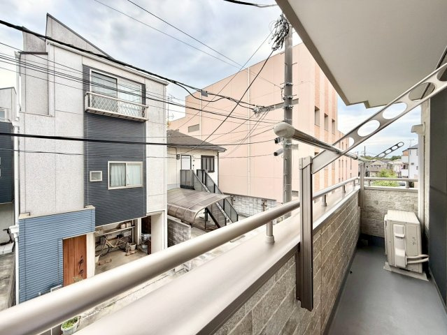 板橋区前野町6丁目　中古戸建のバルコニー|朝の澄んだ空気や、夕方の清々しい風を五感で感じられるバルコニー！

現地ご見学希望・資料請求などお気軽にお問い合わせ下さい！
03-5990-5201