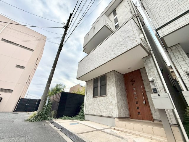 板橋区前野町6丁目　中古戸建の外観|暮らす人を優しく包み込むくつろぎの邸宅。

現地ご見学希望・資料請求などお気軽にお問い合わせ下さい！
03-5990-5201