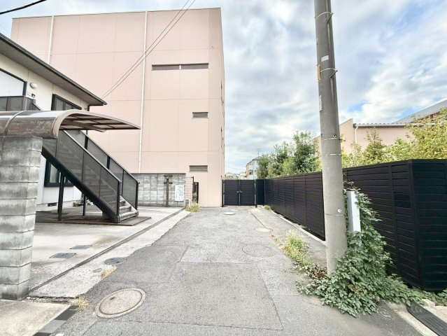 板橋区前野町6丁目　中古戸建の前面道路含む現地写真|子育てしやすい住環境！教育施設や商業施設も徒歩圏内に充実！

現地ご見学希望・資料請求などお気軽にお問い合わせ下さい！
03-5990-5201