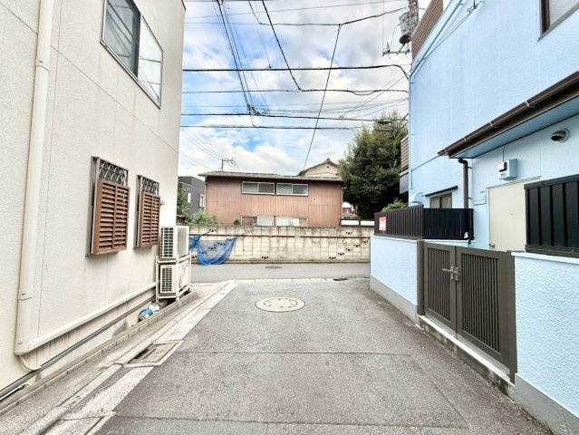 板橋区前野町6丁目　中古戸建の前面道路含む現地写真|都市機能と自然が融合した価値ある住環境。

現地ご見学希望・資料請求などお気軽にお問い合わせ下さい！
03-5990-5201