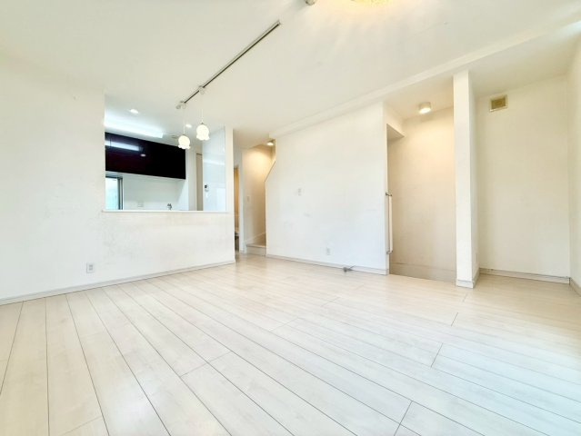 板橋区前野町6丁目　中古戸建の居間・リビング|2階リビングは外からの視線が気にならない、寛ぎのプライベート空間！

現地ご見学希望・資料請求などお気軽にお問い合わせ下さい！
03-5990-5201