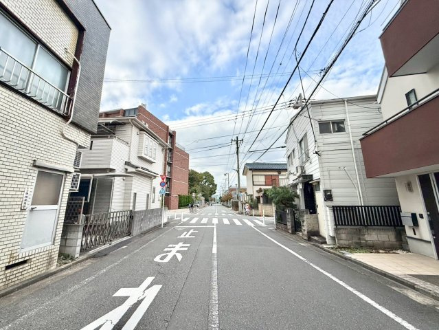 板橋区前野町6丁目　中古戸建の前面道路含む現地写真|住環境・利便性が良好な好立地！

現地ご見学希望・資料請求などお気軽にお問い合わせ下さい！
03-5990-5201