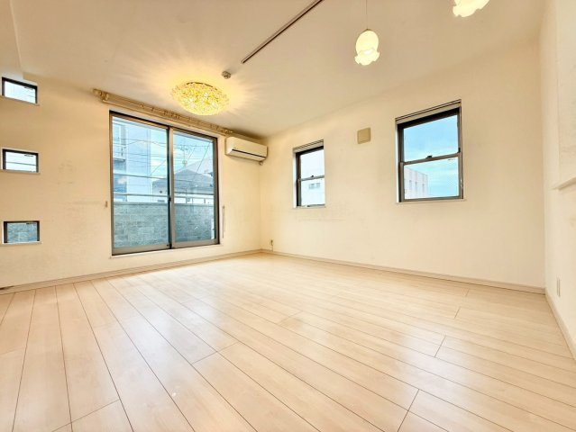 板橋区前野町6丁目　中古戸建の居間・リビング|大きな窓からたっぷりと注ぐ陽光を浴びながら、朝食やティータイムを楽しめます。

現地ご見学希望・資料請求などお気軽にお問い合わせ下さい！
03-5990-5201