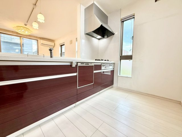 板橋区前野町6丁目　中古戸建のキッチン|ご家族とコミュニケーションがとりやすい、対面式キッチンを採用。小さなお子様にも目が届くので安心です。

現地ご見学希望・資料請求などお気軽にお問い合わせ下さい！
03-5990-5201