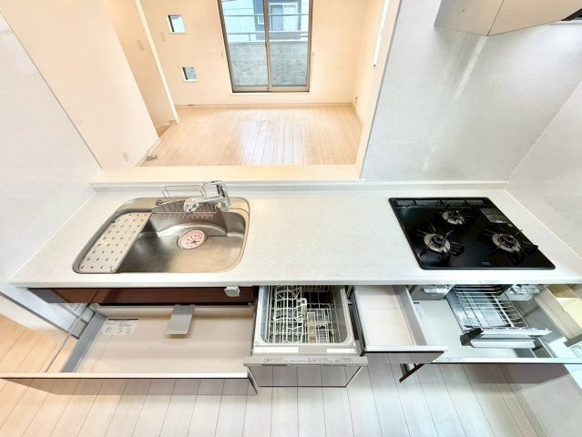 板橋区前野町6丁目　中古戸建のキッチン|ビルトインタイプの食洗機付き！家事の時間と、手洗いに比べて使用水量も軽減します！

現地ご見学希望・資料請求などお気軽にお問い合わせ下さい！
03-5990-5201