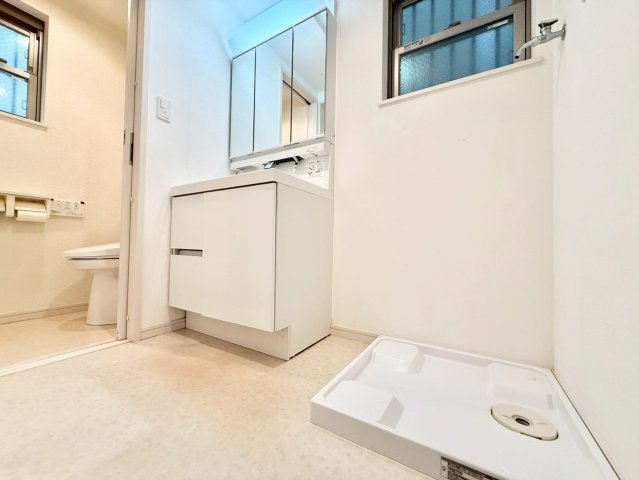 板橋区前野町6丁目　中古戸建の独立洗面台|清潔感のあるプライベート空間は、身だしなみチェックやお肌のお手入れに最適です。

現地ご見学希望・資料請求などお気軽にお問い合わせ下さい！
03-5990-5201